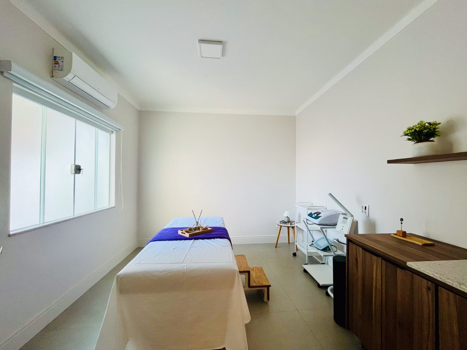 Sala de atendimento com maca